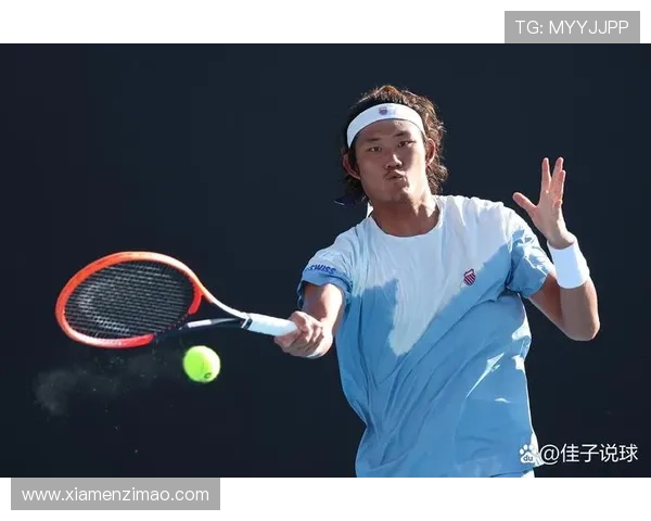 新星表现亮眼！中国网球选手在澳网首轮赛中惊险逆转晋级