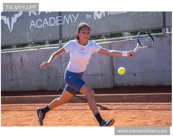 网球新星表现抢眼 国际赛场上演惊心动魄的精彩对决